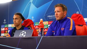 HANDOUT - 17 August 2020, Portugal, Lisbon: RB Leipzig head coach Julian Nagelsmann (R) and Yussuf Poulsen speak to the media during a press conference at Estadio do Sport Lisboa e Benfica ahead of the Tuesday&#039;s UEFA Champions League semi-final socce
