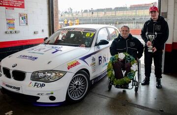 Bobby Trundley con el coche ganador de la cita inicial del BMW 116 Trophy y junto a Dave Player fundador del Team BRIT.