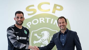 Antonio Ad&aacute;n y Frederico Varandas, presidente del Sporting, posan para la foto de renovaci&oacute;n del guardameta.