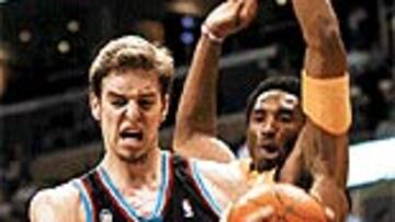 <B>ESTRELLA</b>. Gasol, en la imagen superando a Bryant, quiere ser ya una referencia en la NBA.