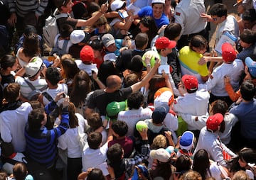 Nadal, rodeado de aficionados, abandona la pista central tras su partido contra el portugu谷s Federico Gil, en el tercer d赤a del torneo en 2009.