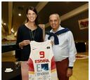 La FEB entrega a Ruth Beitia una camiseta como 'amuleto'