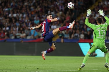 Gran pase de Joao Félix a Lewandowski por encima de la defensa y este mediante un remate de vaselina supera por alto a Villar y reduce distancias en el marcador.