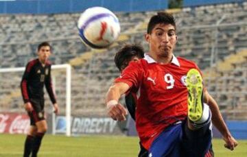 Tuvo su debut en el primer equipo a los 16 años y en ese mismo partido celebró también su primer tanto con el plantel de honor de Universidad de Chile. Se fue a probar al Liverpool quienes vieron con buenos ojos su proyección.