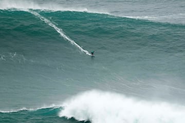 Vitor Faria durante el Tudor Nazaré Big Wave Challenge 2024 que se desarrolla estos días entre olas épicas de 10 a 12 metros en la mundialmente famosa Praia do Norte en Nazaré, Portugal.