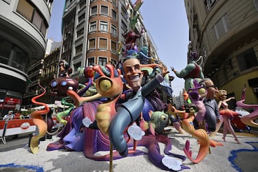 Esta fiesta en primavera se caracteriza por los conjuntos de grandes esculturas compuestas por caricaturas (ninots) que representan temas de actualidad política y social. Las fallas se exhiben en la plaza de la ciudad entre el 14 y el 19 de marzo y se les prende fuego el último día, como símbolo de la purificación y renovación primaveral.