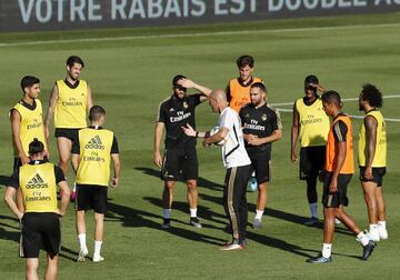 Multitudinario entrenamiento del Real Madrid a puerta abierta