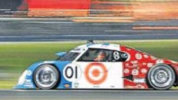 <b>SHOW 'MADE IN USA'. </b>Los americanos tienen otra forma de entender el espectáculo deportivo y las 24 Horas de Daytona no iban a ser una excepción. Luchas cerradas, accidentes, coches de seguridad, diversión nocturna... No falta de nada en esta carrera, incluyendo la participación femenina de Milka Duno (junto a estas líneas) que además contribuyó a que su equipo acabara segundo.