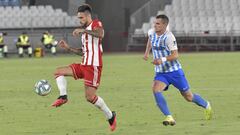 David Costas controla el bal&oacute;n durante el &uacute;ltimo partido liguero frente al M&aacute;laga.