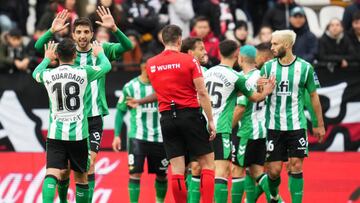 Los jugadores del Betis celebran el segundo gol.