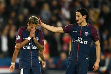 Cavani comforts Neymar after a miss