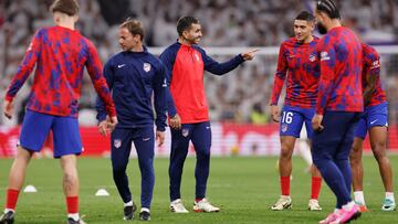 Atletico Madrid's Argentinian forward #10 Angel Correa points at Atletico Madrid's Argentine defender #16 Nahuel Molina before the Spanish league football match between Real Madrid CF and Club Atletico de Madrid at the Santiago Bernabeu stadium in Madrid on February 4, 2024. (Photo by OSCAR DEL POZO / AFP)