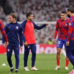 Atletico Madrid's Argentinian forward #10 Angel Correa points at Atletico Madrid's Argentine defender #16 Nahuel Molina before the Spanish league football match between Real Madrid CF and Club Atletico de Madrid at the Santiago Bernabeu stadium in Madrid on February 4, 2024. (Photo by OSCAR DEL POZO / AFP)