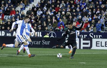 Casemiro scores the second goal for Real Madrid after a great pass from Lucas Vázquez.