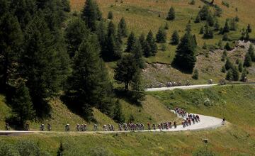 El pelotón durante la 18ª etapa del Tour de Francia 2019. 