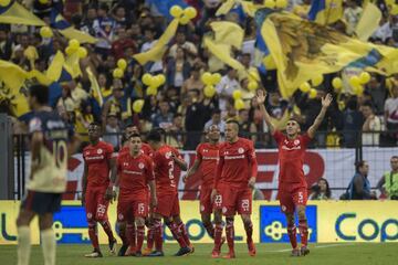 Así es, el América perdió su invicto en la cancha del Estadio Azteca ante Toluca. Una expulsión de Bruno Valdez condicionó el partido en el primer tiempo y le abrió la puerta a los ¿Diablos’ para propinarle a las ‘Águilas’ su primera derrota. El cuadro escarlata es oficialmente el equipo más embalado del Clausura 2018, pues ha ganado sus últimos cinco partidos de forma consecutiva y amenaza con robar el liderato. 