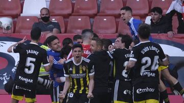 Los jugadores del Real Zaragoza celebran el gol de Iván Azón en El Molinón.
