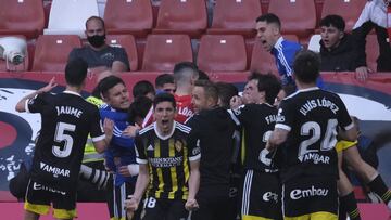 Los jugadores del Real Zaragoza celebran el gol de Iv&aacute;n Az&oacute;n en El Molin&oacute;n.