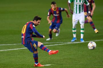  El tercer gol del Barça llega de penalti (Messi) y el conjunto verdiblanco se queda con diez por la expulsión de Mandi.