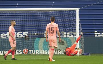 El jugador del Eibar De Blasis marca el 2-2 al Barcelona. 