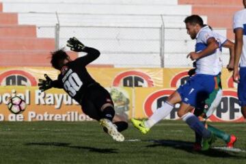 Futbol, Cobresal vs Universidad Catolica
Septima fecha, campeonato de clausura 2016/17
El jugador de Universidad Catolica German Lanaro, derecha, marca su gol contra Cobresal durante el partido de primera division disputado en el estadio El Cobre de El Salvador, Chile.
19/03/2017
Andres Pina/Photosport
***********
Football, Cobresal vs Universidad Catolica
7th date, Clousure Championship 2016/17
Universidad Catolica's player German Lanaro, right, scores against Cobresal during the first division football match at the El Cobre stadium in El Salvador, Chile.
19/03/2017
Andres Pina/Photosport