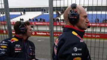 Adrian Newey y Christian Hornerobservan las evoluciones de sus monoplazas.