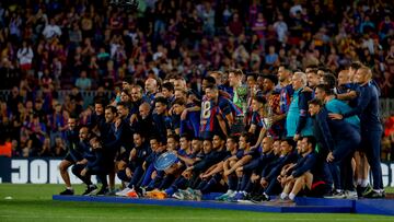 Sergio Busquets y Jordi Alba posan con la plantilla, cuerpo técnico y los trofeos de la LaLiga y Supercopa de España.