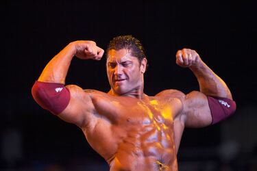 La leyenda de la WWE, Batista, posa en el ring durante el WWE Sunday Night Heat el 2 de agosto de 2004 en la SBC Arena de San Antonio, Texas.