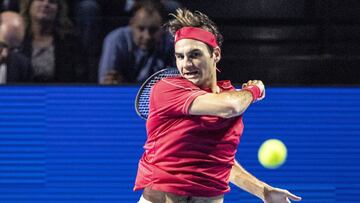 Federer ejecuta una derecha en el torneo de Basilea.