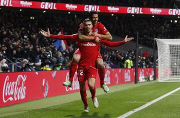 3-2. Mario Hermoso celebra el gol de la victoria con Luis Suárez.