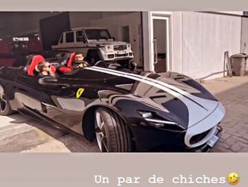 Agüero y Sofía Calzetti probando un Ferrari.