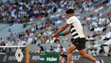 Spain's Carlos Alcaraz plays a backhand return to Bosnia and Herzegovina's Damir Dzumhur during their men's singles match on day 6 of the French Open tennis tournament on Court Philippe-Chatrier at the Roland-Garros Complex in Paris on May 30, 2025. (Photo by Dimitar DILKOFF / AFP)