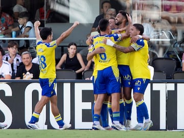 Otro doblete y ya van dos en tres jornadas, para dar la victoria al Cdiz. Tras un comienzo dubitativo, el delantero del Cdiz demuestra estar en un gran momento de forma con dos goles que valen los tres puntos. En el primero de los tantos no dio el baln por perdido antes de marcar; y en el segundo, culmin con la cabeza, un centro de Alejo.