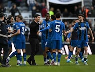 Bournemouth's Spanish manager Andoni Iraola celebrates with his players after the English Premier League football match between Newcastle United and Bournemouth at St James' Park in Newcastle-upon-Tyne, north east England on April 18, 2026. (Photo by Paul ELLIS / AFP) / RESTRICTED TO EDITORIAL USE. No use with unauthorized audio, video, data, fixture lists, club/league logos or 'live' services. Online in-match use limited to 120 images. An additional 40 images may be used in extra time. No video emulation. Social media in-match use limited to 120 images. An additional 40 images may be used in extra time. No use in betting publications, games or single club/league/player publications. /