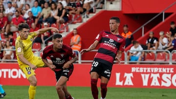 Godoy y Gabri tratan de taponar un disparo a puerta del Andorra.