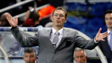 <b>MUCHOS LAMENTOS. </b>Blanc y sus jugadores protestan una acción durante el partido frente a Bielorrusia de clasificación para la Eurocopa de 2012, encuentro que acabó con derrota por 0-1.