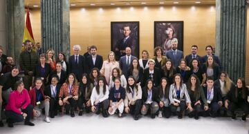 El fútbol español vivió en febrero uno de sus momentos más históricos con la firma del I Convenio del Fútbol Femenino. Una rúbrica que llegó 17 meses después de que arrancaran las primeras negociaciones por este documento histórico, que se convierte en el primero de esta categoría en Europa y es uno de los primeros en el mundo. En su firma participaron la Asociación de Futbolistas Españoles (AFE), Futbolistas ON y la Asociación de Clubes de Fútbol Femenino. Las tres partes fueron miembros de la mesa negociadora, en la que durante más de un año se vivieron sensaciones de todo tipo, con una huelga de las jugadoras entre medias, y lideraron junto a un gran número de futbolistas la presentación oficial de este convenio en el Congreso poco después de producirse la firma. Fue el primer paso a la profesionalización, cuya llegada se anunció desde el Gobierno de España para la próxima temporada 2021-2022. Sin duda, el 2020 ha sido la gran antesala de la profesionalización de la Primera Iberdrola. 