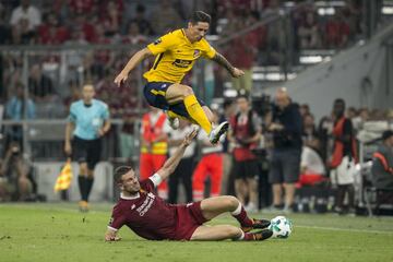 Henderson goes in on Fernando Torres