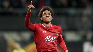 Calvin Stengs celebrando su gol ante el Astana en Europa League.