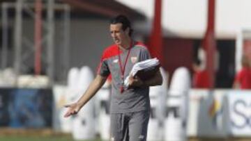 Emery dirige un entrenamiento en la ciudad deportiva.