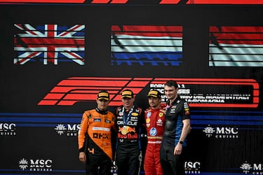 Lando Norris, que terminó segundo, junto al ganador del GP de Emilia Romaña Max Verstappen y Charles Leclerc, que acabó tercero, posan en el podio del circuito de Ímola tras la conclusión de la carrera del GP de Emilia Romaña.