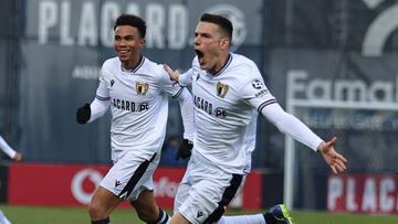 Adrián Marín celebra un gol con el Famalicao.