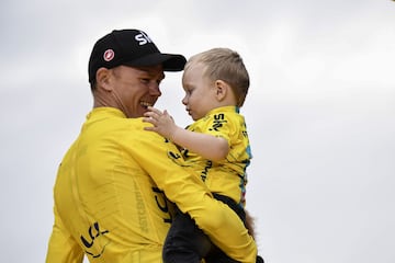 El hijo de Froome se roba el show en la premiación del Tour