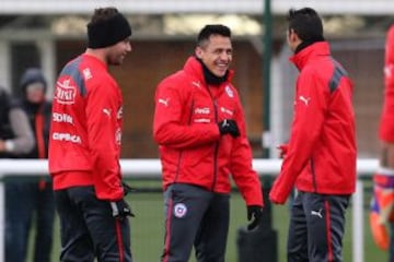 Alexis Sánchez en la práctica del sábado de la Roja con Eugenio Mena y Mark González.