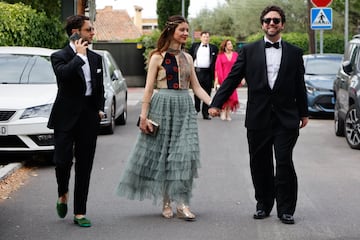 Pareja de invitados acuden a la boda de David Summers con Christine Cambeiro.