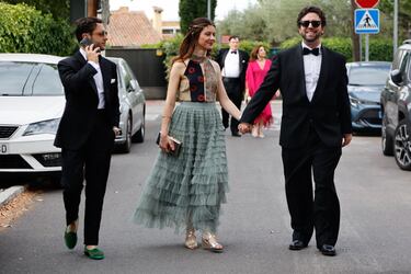 Pareja de invitados acuden a la boda de David Summers con Christine Cambeiro.