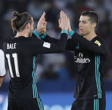Bale es felicitado por Cristiano tras su gol al Al Jazira.