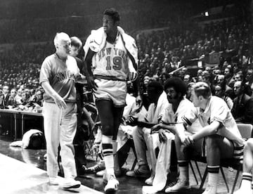 La maldición de los Lakers fue más allá de los Celtics: los Knicks ganaron el primero de sus dos anillos tras superar al equipo de Jerry West, Elgin Baylor y Wilt Chamberlain en una serie increíble. En el tercer partido, West empató con un tiro milagroso desde el centro de la pista. Como no había triples todavía, valió dos puntos y solo forzó una prórroga en la que ganaron los Knicks. En el séptimo se vivió un momento histórico. Willis Reed estaba lesionado y casi descartado. Pero apareció en el calentamiento, puso en pie al Madison, anotó las dos primeras canastas de su equipo, secó a Chamberlain y se fue antes del descanso con 61-37. Legendario. Walt Frazier acabó con 36 puntos y 19 asistencias y los Knicks se coronaron. 