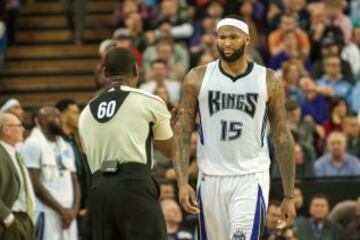 DeMarcus Cousins habla con el árbitro James Williams.