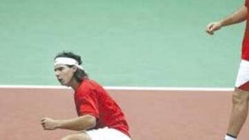 <b>RABIA. </b>Rafael Nadal y Albert Costa lucharon sobre la pista-trampa que montó Eslovaquia, pero no pudieron parar los cañonazos eslovacos.